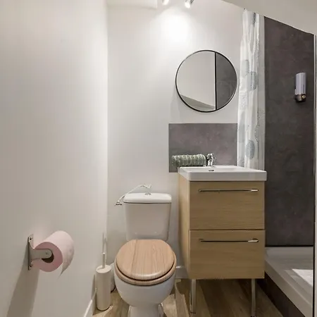شقة Cozy With Terrace In - Center