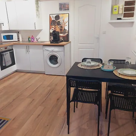 Cozy With Terrace In - Center Apartamento Ruan
