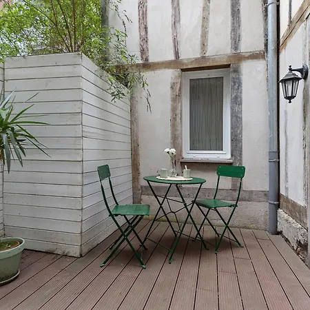 Cozy With Terrace In - Center Apartamento