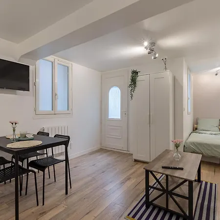 Apartamento Cozy With Terrace In - Center Ruan
